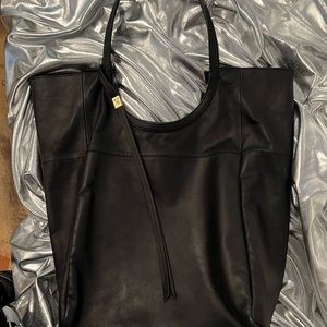 HOBO INTERNATIONAL VERY LIGHT LEATHER TOTE BAG